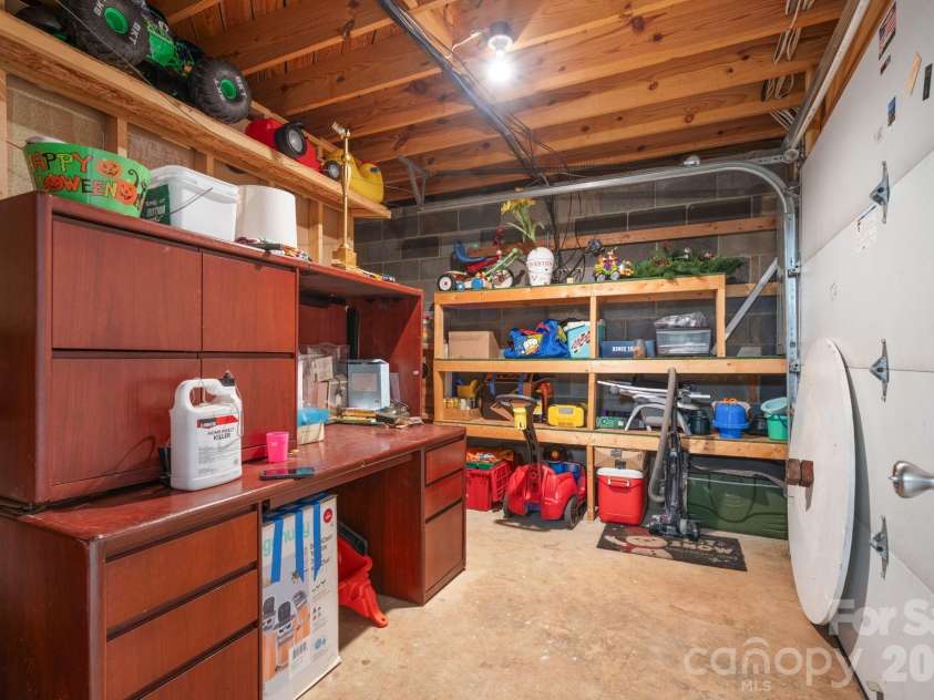 4093 Fairview Drive, Maiden, NC 28650.  MLS# CAR4381764, YatesRealty ID 33951. Basement Garage