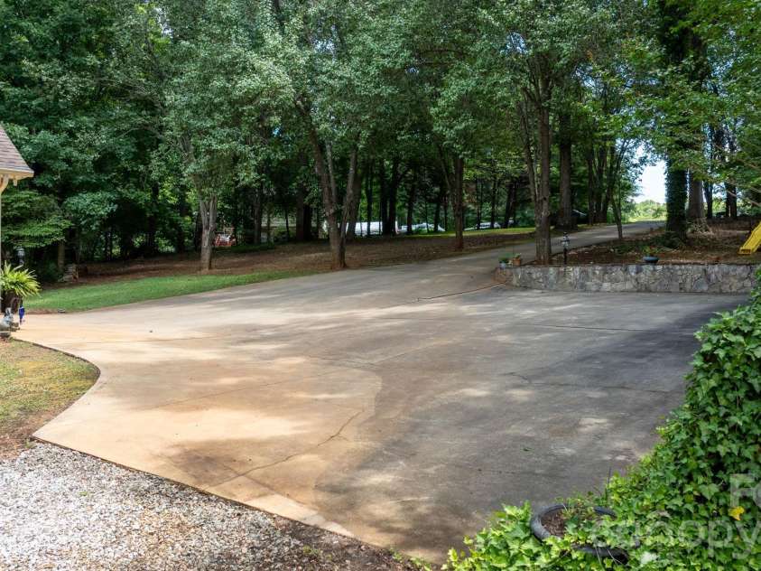 4093 Fairview Drive, Maiden, NC 28650.  MLS# CAR4381764, YatesRealty ID 33951. Driveway