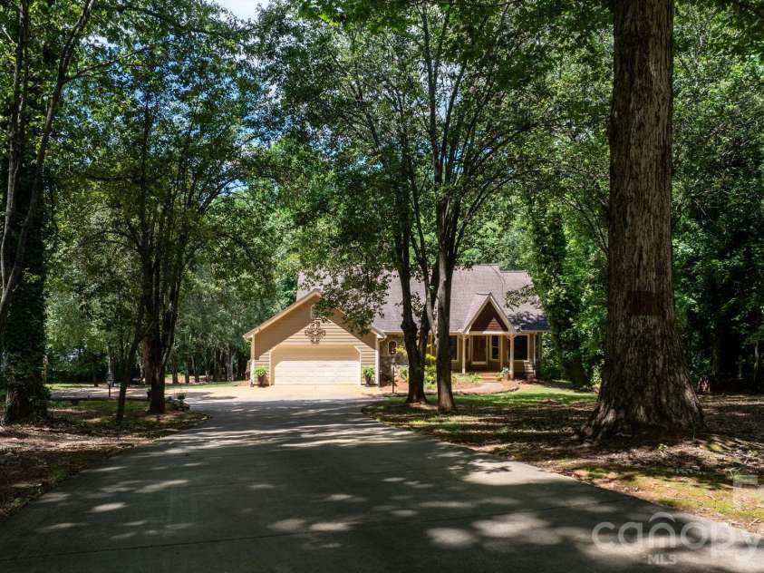 4093 Fairview Drive, Maiden, NC 28650.  MLS# CAR4381764, YatesRealty ID 33951. Front