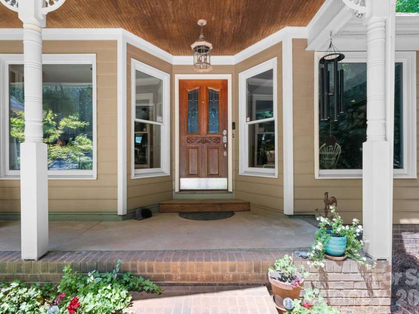 4093 Fairview Drive, Maiden, NC 28650.  MLS# CAR4381764, YatesRealty ID 33951. Front Porch