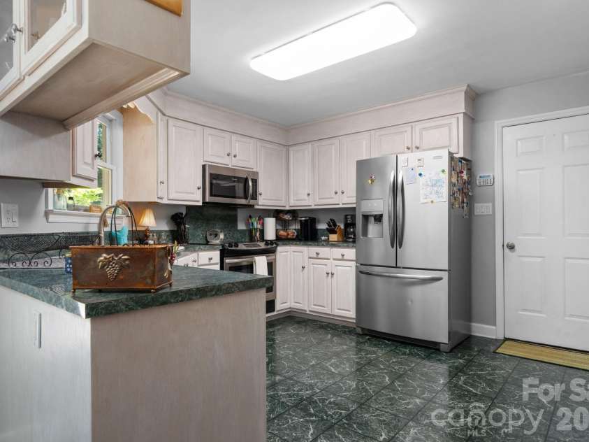 4093 Fairview Drive, Maiden, NC 28650.  MLS# CAR4381764, YatesRealty ID 33951. Kitchen