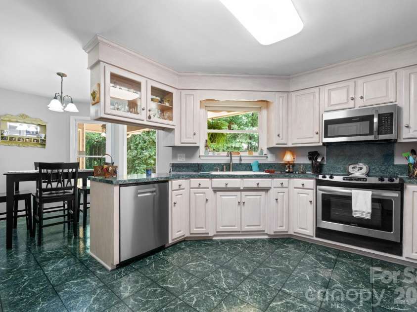 4093 Fairview Drive, Maiden, NC 28650.  MLS# CAR4381764, YatesRealty ID 33951. Kitchen