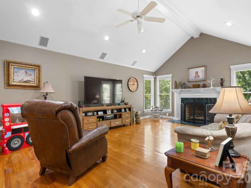 4093 Fairview Drive, Maiden, NC 28650.  MLS# CAR4381764, YatesRealty ID 33951. Living Room
