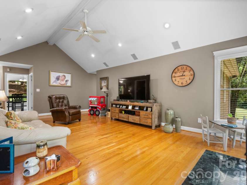 4093 Fairview Drive, Maiden, NC 28650.  MLS# CAR4381764, YatesRealty ID 33951. Living Room