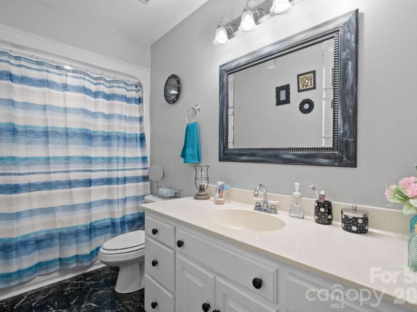4093 Fairview Drive, Maiden, NC 28650.  MLS# CAR4381764, YatesRealty ID 33951. Main Floor Full Bathroom
