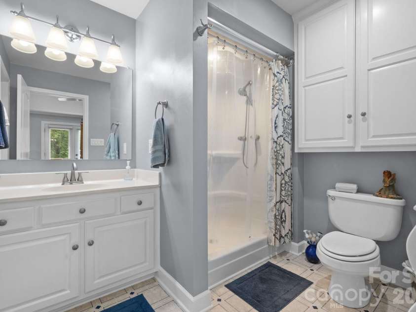 4093 Fairview Drive, Maiden, NC 28650.  MLS# CAR4381764, YatesRealty ID 33951. Primary Full Bathroom