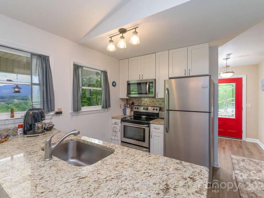 185 Chodl Lane, Franklin, NC 28734.  MLS# CAR4280164, YatesRealty ID 33952. 