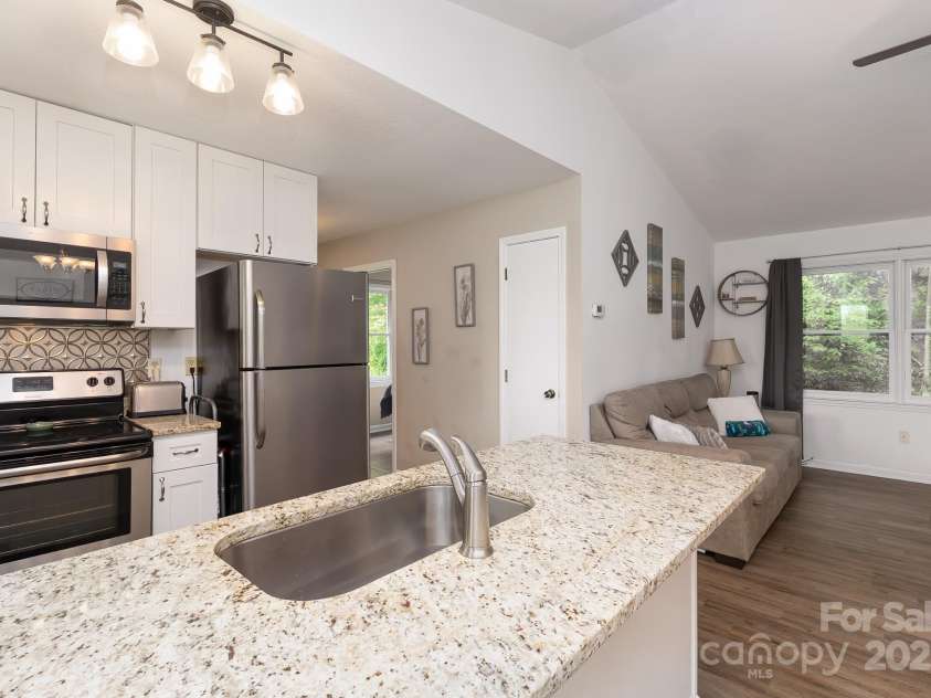 185 Chodl Lane, Franklin, NC 28734.  MLS# CAR4280164, YatesRealty ID 33952. 