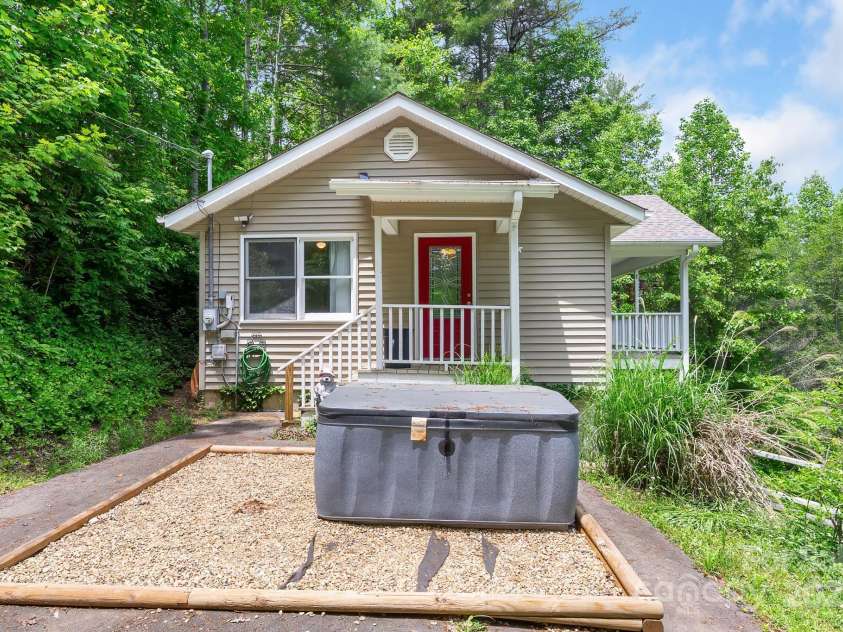 185 Chodl Lane, Franklin, NC 28734.  MLS# CAR4280164, YatesRealty ID 33952. 