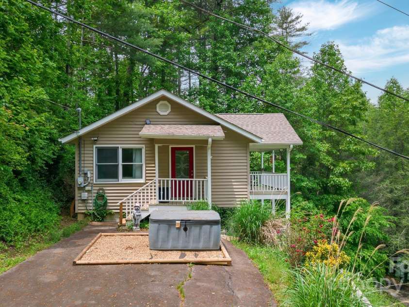 185 Chodl Lane, Franklin, NC 28734.  MLS# CAR4280164, YatesRealty ID 33952. 