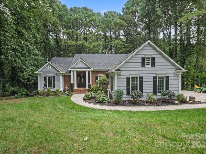 110 Shore Drive, Mooresville, NC 28117.  MLS# CAR4294432, YatesRealty ID 33954. 