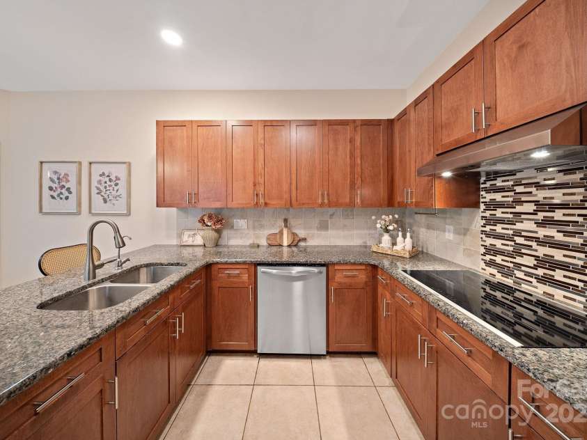 110 Shore Drive, Mooresville, NC 28117.  MLS# CAR4294432, YatesRealty ID 33954. 