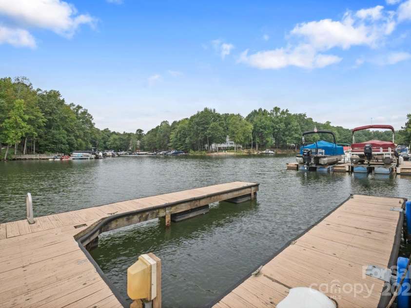 110 Shore Drive, Mooresville, NC 28117.  MLS# CAR4294432, YatesRealty ID 33954. 