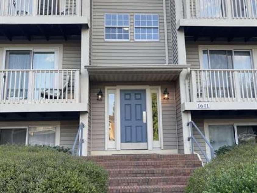 1641 Arlyn Circle, Charlotte, NC 28213.  MLS# CAR4397382, YatesRealty ID 33954. 
