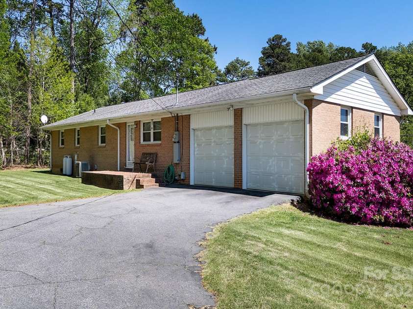 2218 Woodcrest Drive, Kannapolis, NC 28081.  MLS# CAR4288130, YatesRealty ID 33955. 