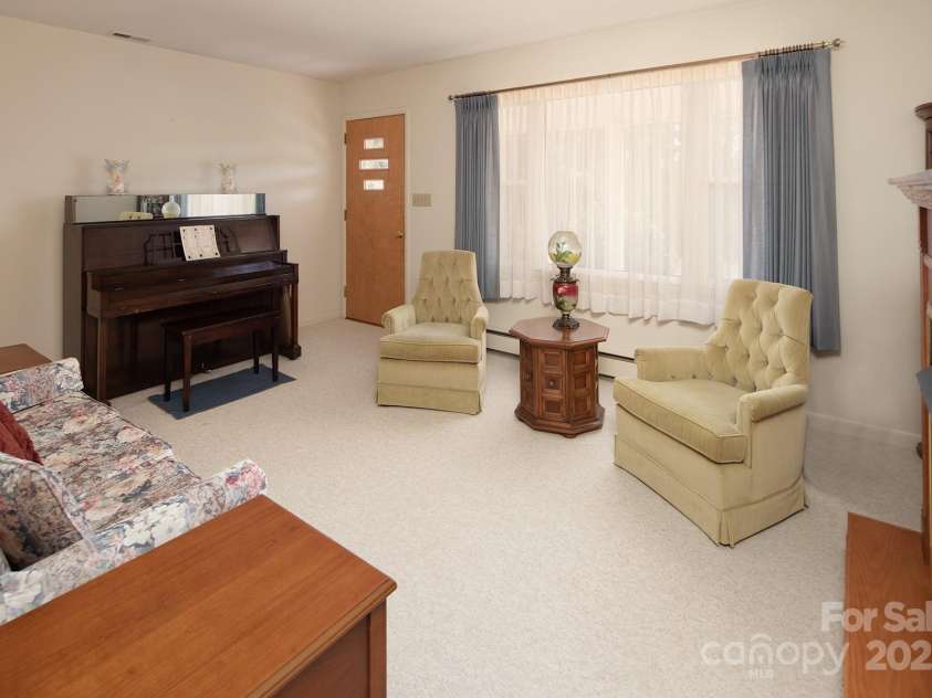 2218 Woodcrest Drive, Kannapolis, NC 28081.  MLS# CAR4288130, YatesRealty ID 33955. 