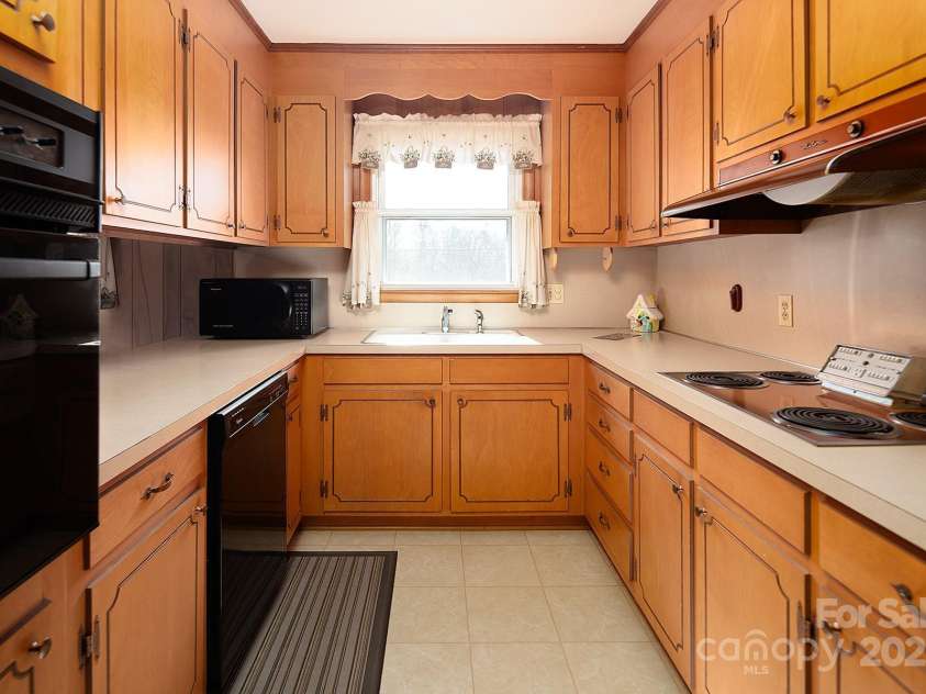 2218 Woodcrest Drive, Kannapolis, NC 28081.  MLS# CAR4288130, YatesRealty ID 33955. 