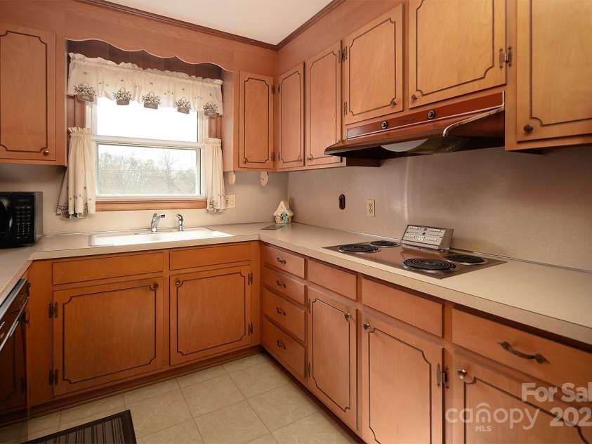 2218 Woodcrest Drive, Kannapolis, NC 28081.  MLS# CAR4288130, YatesRealty ID 33955. 