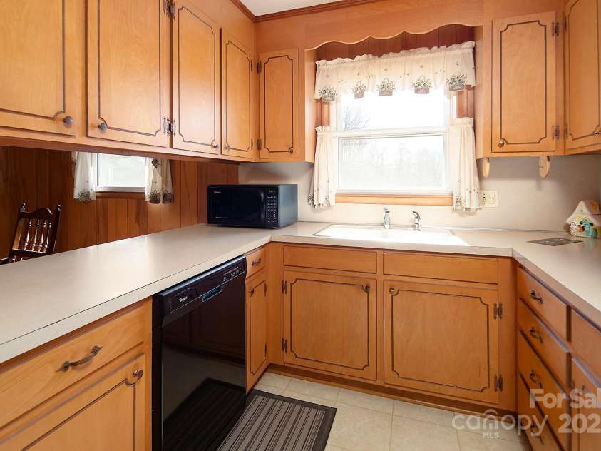 2218 Woodcrest Drive, Kannapolis, NC 28081.  MLS# CAR4288130, YatesRealty ID 33955. 