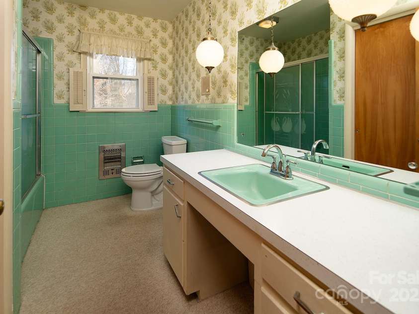 2218 Woodcrest Drive, Kannapolis, NC 28081.  MLS# CAR4288130, YatesRealty ID 33955. 