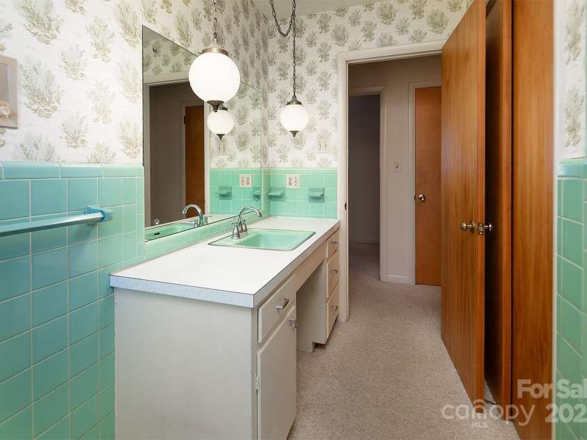 2218 Woodcrest Drive, Kannapolis, NC 28081.  MLS# CAR4288130, YatesRealty ID 33955. 