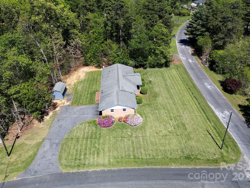 2218 Woodcrest Drive, Kannapolis, NC 28081.  MLS# CAR4288130, YatesRealty ID 33955. 