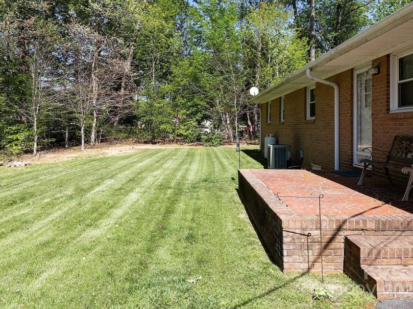 2218 Woodcrest Drive, Kannapolis, NC 28081.  MLS# CAR4288130, YatesRealty ID 33955. 