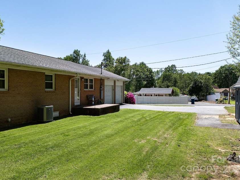 2218 Woodcrest Drive, Kannapolis, NC 28081.  MLS# CAR4288130, YatesRealty ID 33955. 