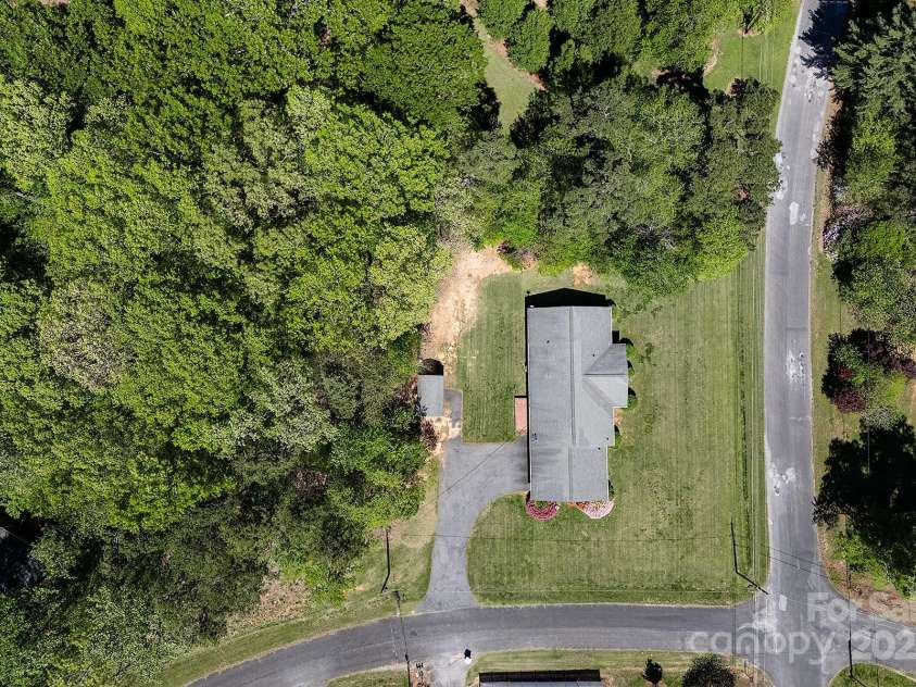 2218 Woodcrest Drive, Kannapolis, NC 28081.  MLS# CAR4288130, YatesRealty ID 33955. 