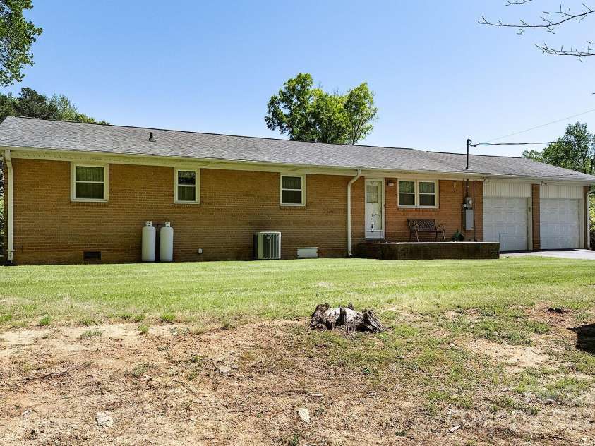 2218 Woodcrest Drive, Kannapolis, NC 28081.  MLS# CAR4288130, YatesRealty ID 33955. 