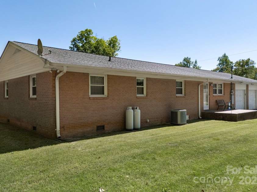 2218 Woodcrest Drive, Kannapolis, NC 28081.  MLS# CAR4288130, YatesRealty ID 33955. 