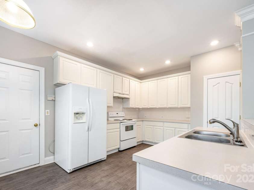 6721 Charter Hills Road, Charlotte, NC 28277.  MLS# CAR4288984, YatesRealty ID 33956. 