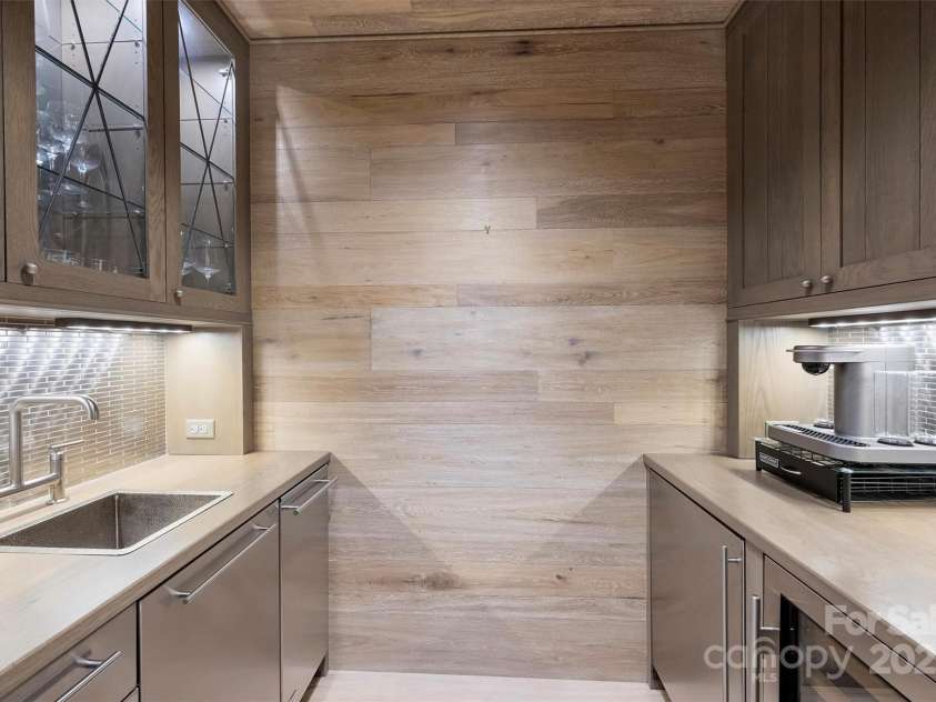 3912 Beresford Road, Charlotte, NC 28211.  MLS# CAR4292210, YatesRealty ID 33961. 