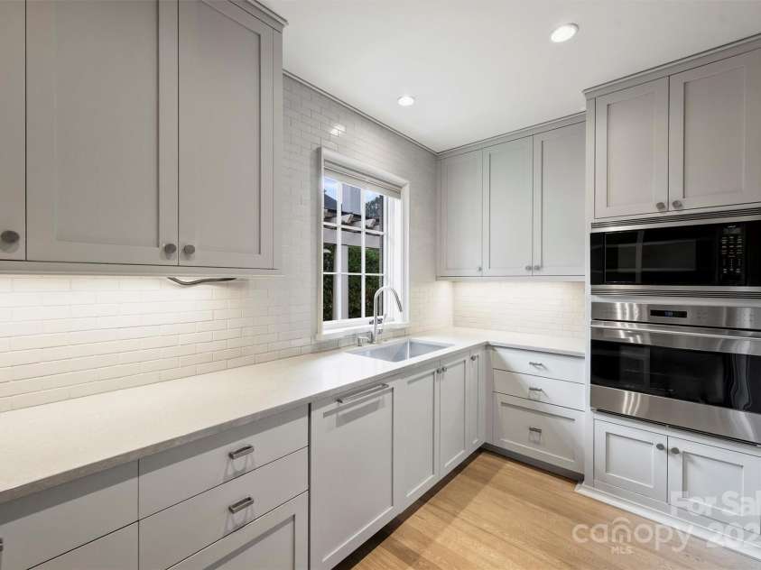 3912 Beresford Road, Charlotte, NC 28211.  MLS# CAR4292210, YatesRealty ID 33961. 