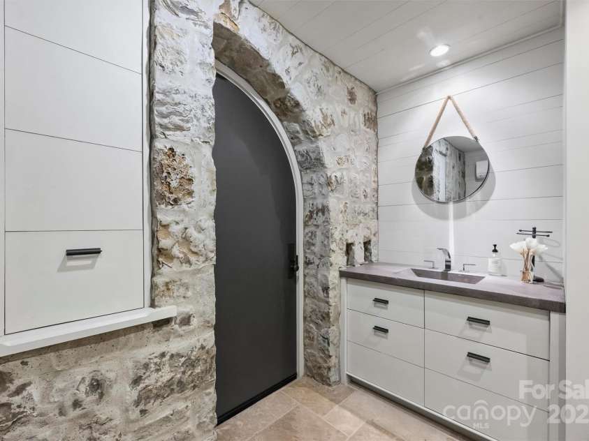 3912 Beresford Road, Charlotte, NC 28211.  MLS# CAR4292210, YatesRealty ID 33961. 