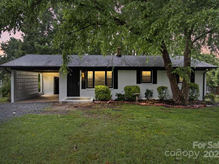 818 Stowe Lane, Gastonia, NC 28056.  MLS# CAR4264505, YatesRealty ID 33963. 