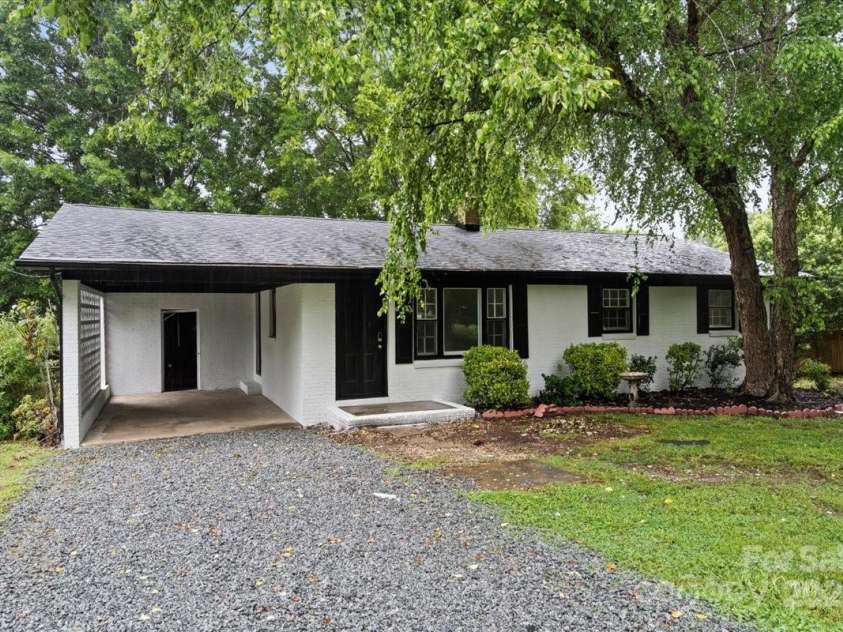 818 Stowe Lane, Gastonia, NC 28056.  MLS# CAR4264505, YatesRealty ID 33963. 