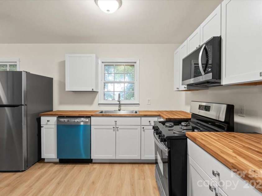 818 Stowe Lane, Gastonia, NC 28056.  MLS# CAR4264505, YatesRealty ID 33963. 