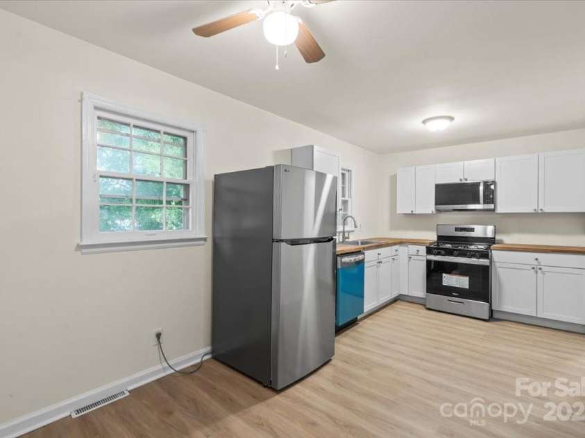 818 Stowe Lane, Gastonia, NC 28056.  MLS# CAR4264505, YatesRealty ID 33963. 
