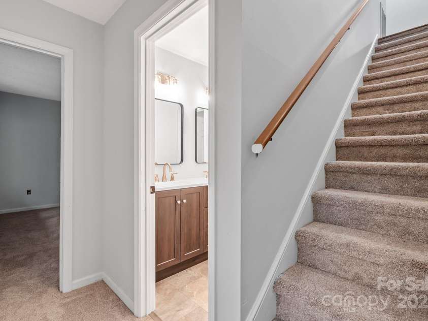 105 Beaver Ridge Road, Asheville, NC 28804.  MLS# CAR4286987, YatesRealty ID 33965. 