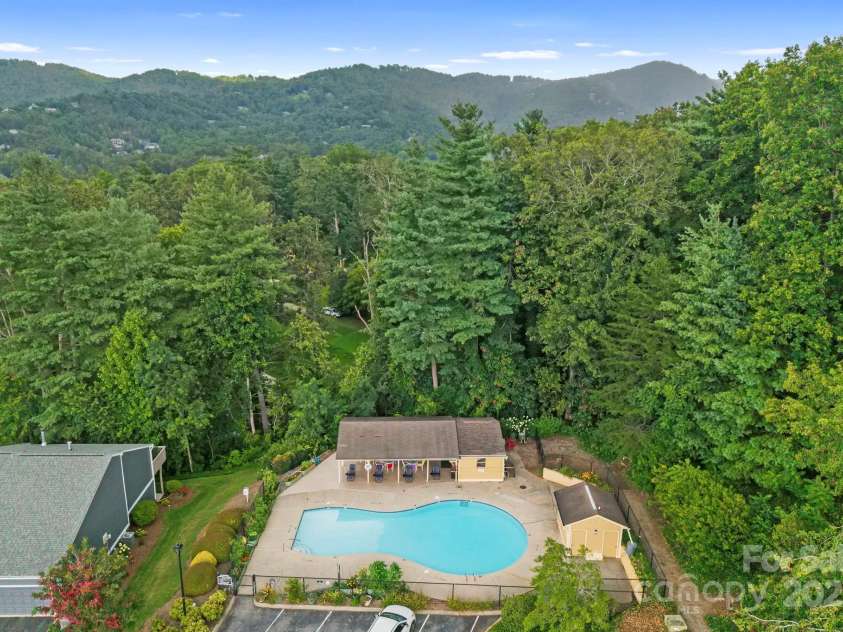 105 Beaver Ridge Road, Asheville, NC 28804.  MLS# CAR4286987, YatesRealty ID 33965. Community 