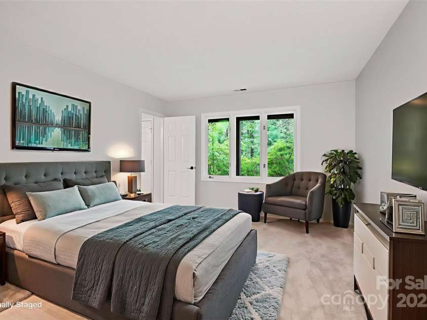 105 Beaver Ridge Road, Asheville, NC 28804.  MLS# CAR4286987, YatesRealty ID 33965. Virtually Staged 