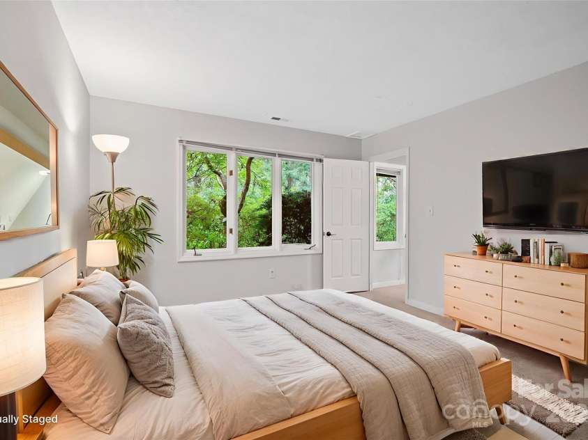 105 Beaver Ridge Road, Asheville, NC 28804.  MLS# CAR4286987, YatesRealty ID 33965. Virtually Staged 