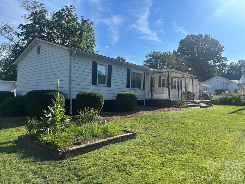 402 24TH Street, Kannapolis, NC 28083.  MLS# CAR4398330, YatesRealty ID 33965. 
