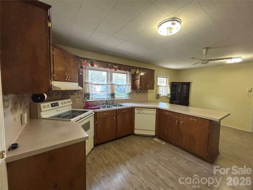 402 24TH Street, Kannapolis, NC 28083.  MLS# CAR4398330, YatesRealty ID 33965. 