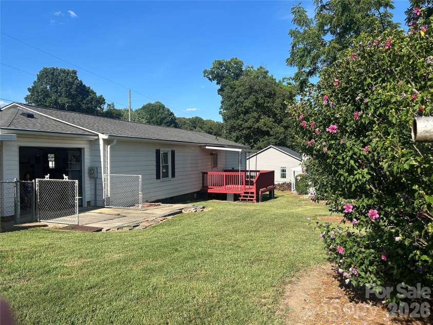402 24TH Street, Kannapolis, NC 28083.  MLS# CAR4398330, YatesRealty ID 33965. Fenced Backyard