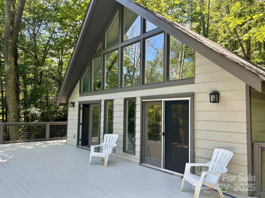 975 Hillside Drive, Linville, NC 28646.  MLS# CAR4287963, YatesRealty ID 33966. 