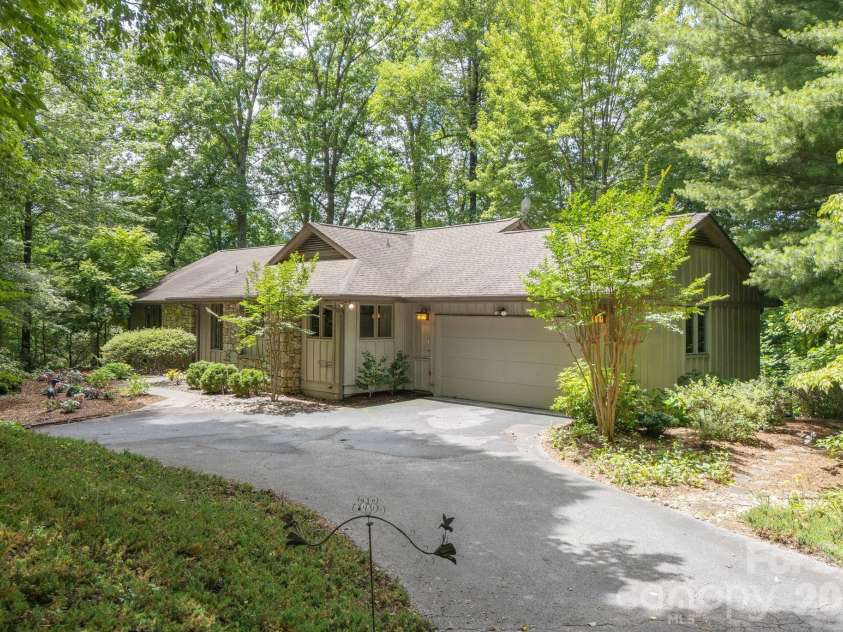 117 Tarnhill Drive, Flat Rock, NC 28731.  MLS# CAR4395598, YatesRealty ID 33969. 