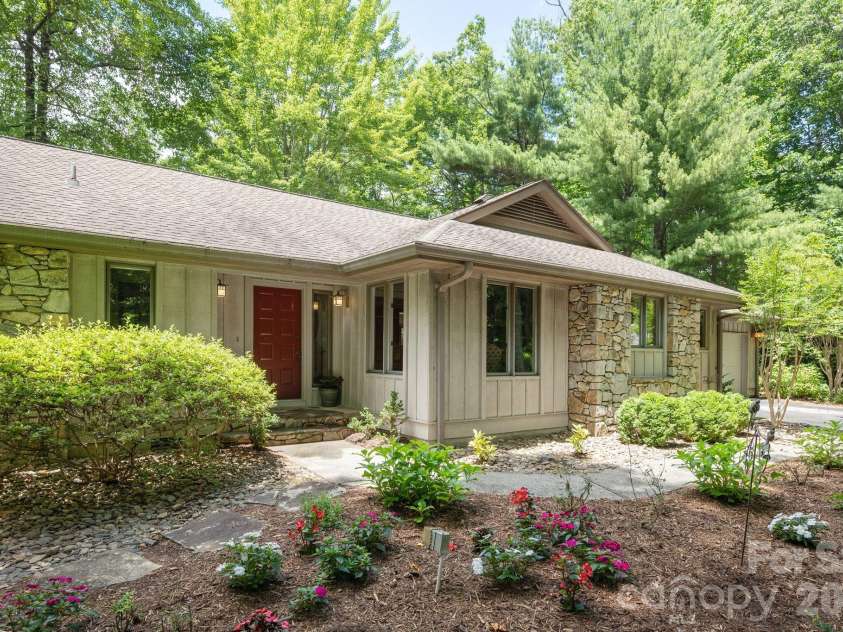 117 Tarnhill Drive, Flat Rock, NC 28731.  MLS# CAR4395598, YatesRealty ID 33969. 