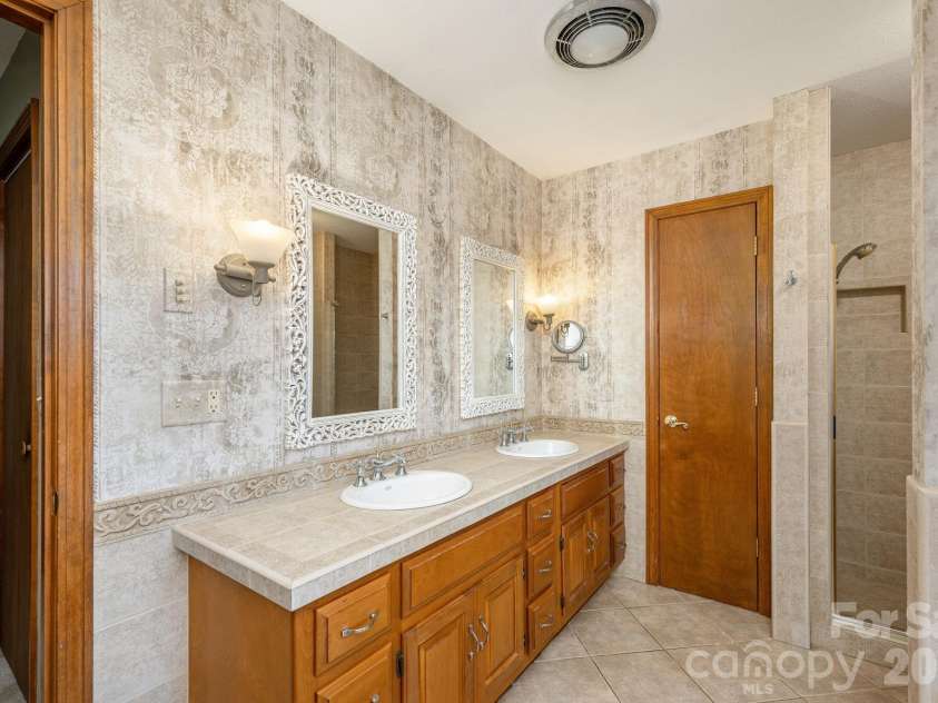 117 Tarnhill Drive, Flat Rock, NC 28731.  MLS# CAR4395598, YatesRealty ID 33969. 